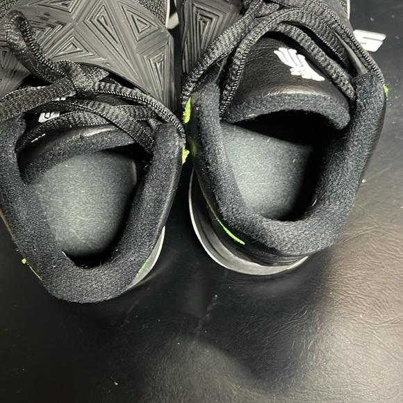 Boys Nike Kyrie Flytrap 3 Basketball Shoes Size 11C - Picture 9 of 13